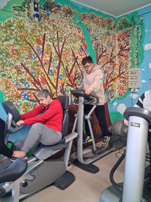 Attività motoria in palestra con le cyclette
