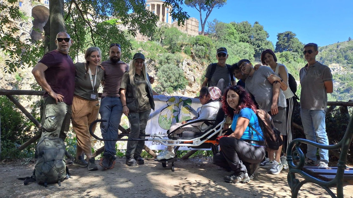 Escursione a Tivoli con il Parco dei Monti Lucretili: volontari, ragazzi e una partecipante sulla joëlette