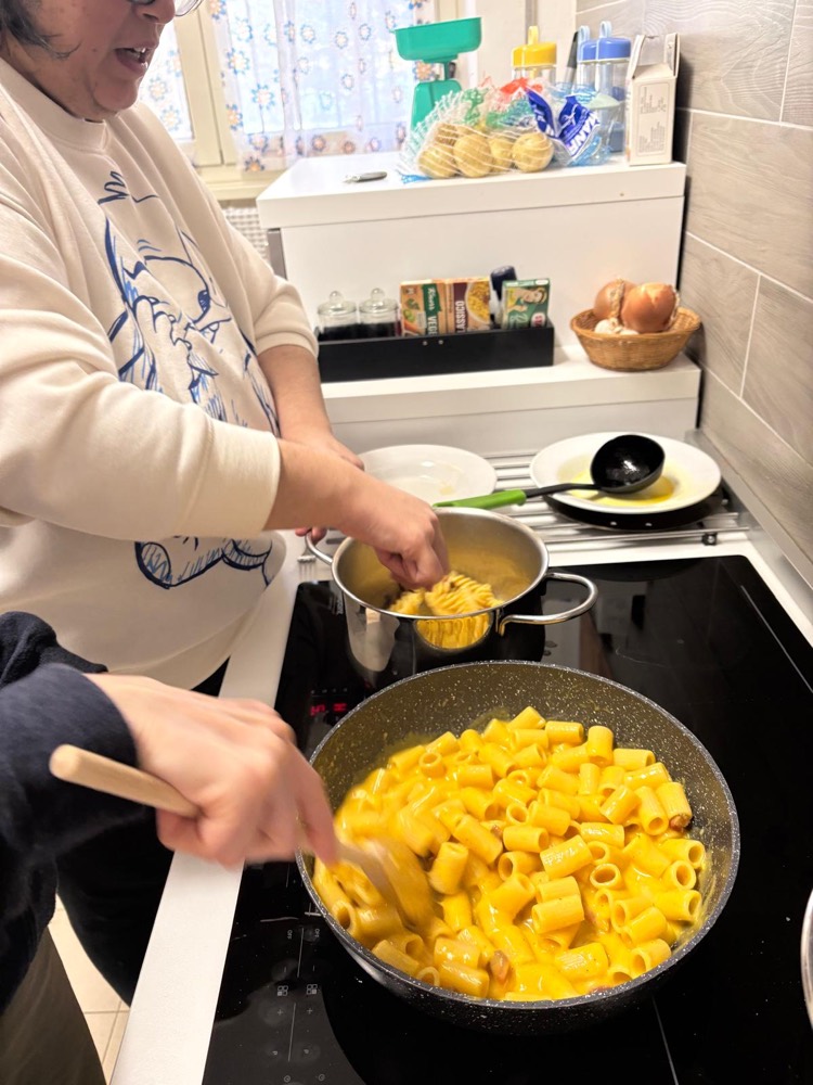 Laboratorio di cucina: una ragazza cuoce le patate in padella