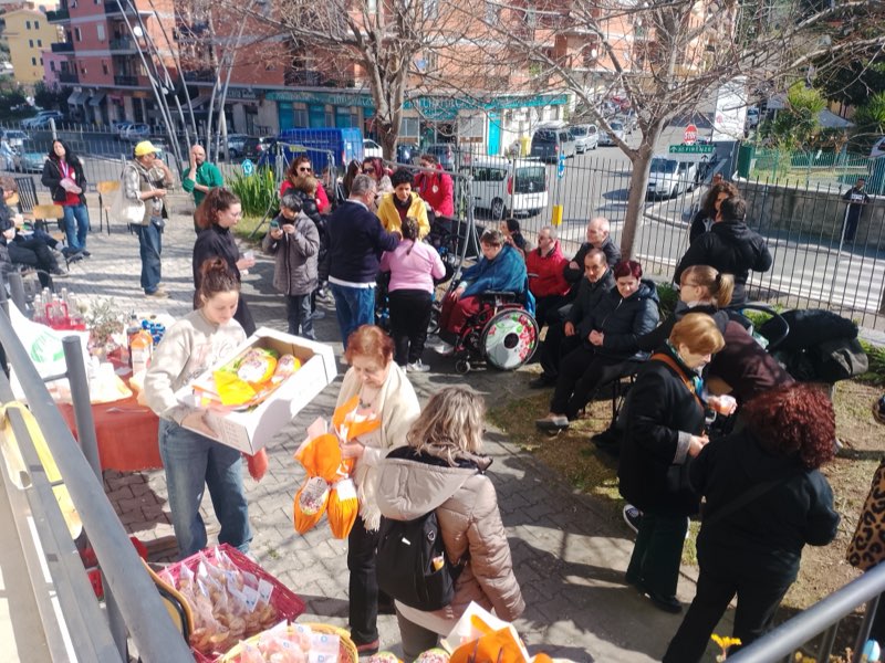 Iniziativa solidale in piazza con tanti volontari e cittadini